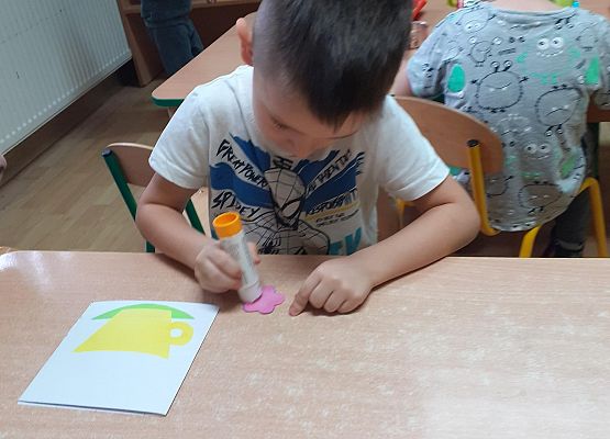 Grafika 44: Przygotowania dzieci z młodszej grupy do Dnia Babci i Dziadka