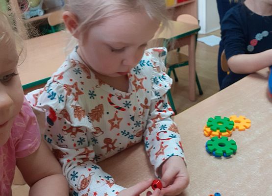 Grafika 56: Przygotowania dzieci z młodszej grupy do Dnia Babci i Dziadka