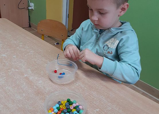 Grafika 58: Przygotowania dzieci z młodszej grupy do Dnia Babci i Dziadka