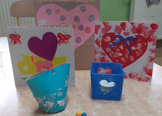 Grafika 62: Przygotowania dzieci z młodszej grupy do Dnia Babci i Dziadka