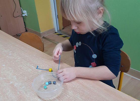 Grafika 59: Przygotowania dzieci z młodszej grupy do Dnia Babci i Dziadka