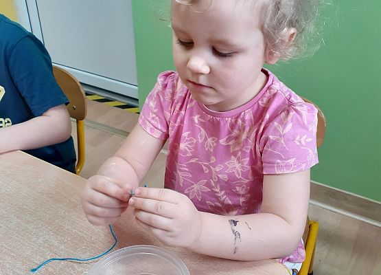 Grafika 60: Przygotowania dzieci z młodszej grupy do Dnia Babci i Dziadka