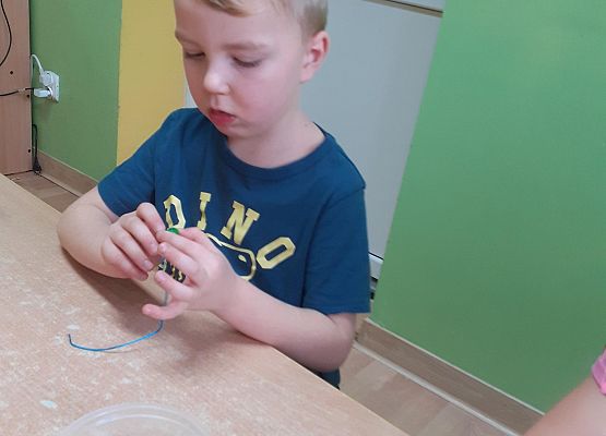 Grafika 61: Przygotowania dzieci z młodszej grupy do Dnia Babci i Dziadka