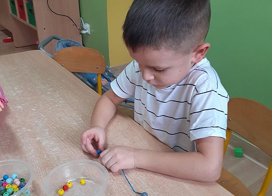 Grafika 52: Przygotowania dzieci z młodszej grupy do Dnia Babci i Dziadka