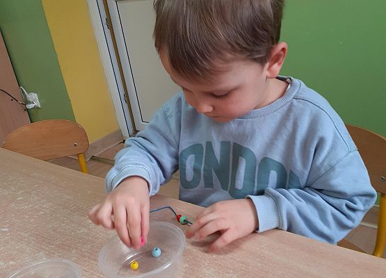 Grafika 53: Przygotowania dzieci z młodszej grupy do Dnia Babci i Dziadka