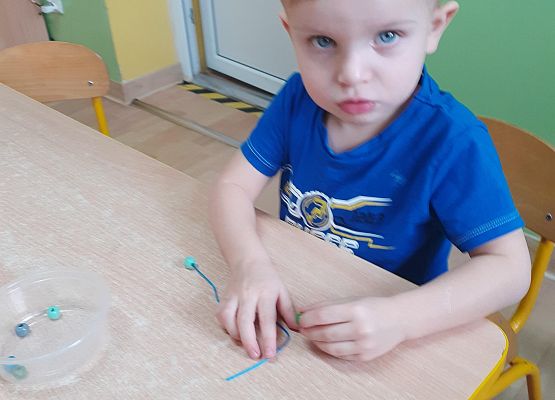 Grafika 54: Przygotowania dzieci z młodszej grupy do Dnia Babci i Dziadka