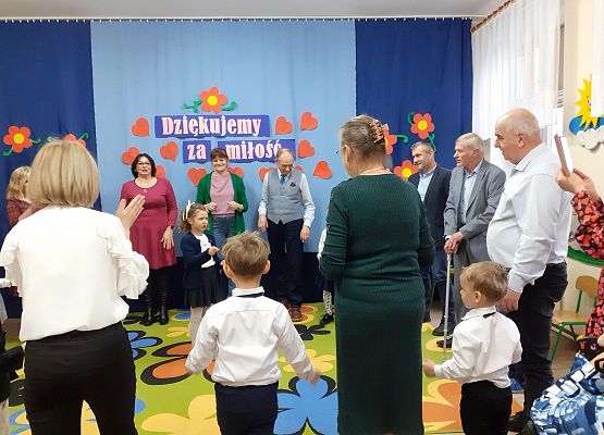 Grafika 8: WSPANIALI GOŚCIE