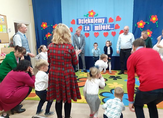 Grafika 9: WSPANIALI GOŚCIE