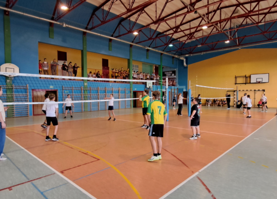 Gminne zawody w mini piłce siatkowej dziewcząt i chłopców.