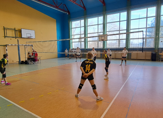 Gminne zawody w mini piłce siatkowej dziewcząt i chłopców.