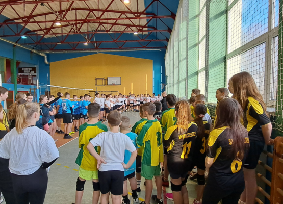 Gminne zawody w mini piłce siatkowej dziewcząt i chłopców.