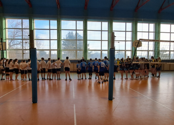 Gminne zawody w mini piłce siatkowej dziewcząt i chłopców.