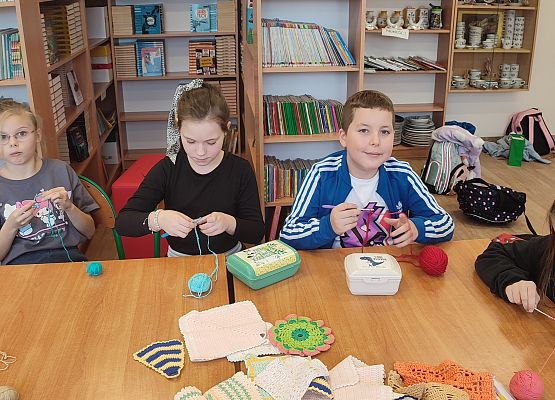 Grafika 2: Kolorowe oczka- szydełkowanie