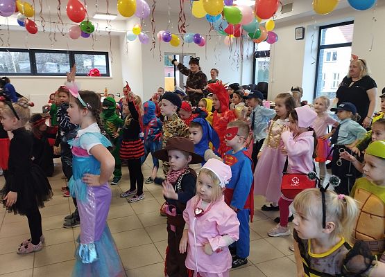 Grafika 2: Bal karnawałowy