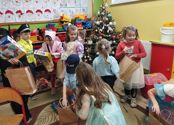 Grafika 18: Bal karnawałowy