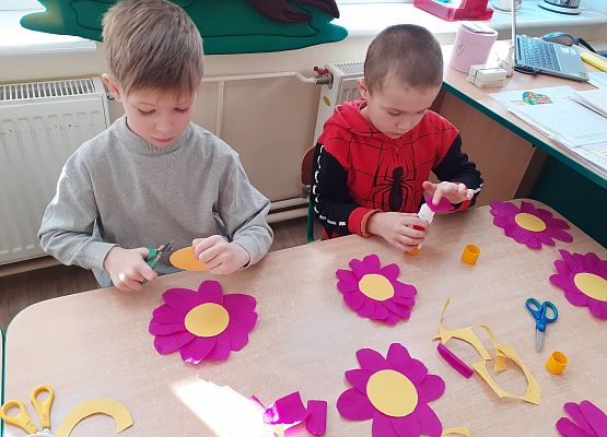 Grafika 2: KWIATY, ŻYCZENIA I SŁODKOŚCI