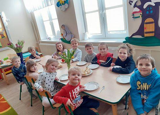 Grafika 4: KWIATY, ŻYCZENIA I SŁODKOŚCI