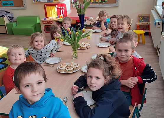 Grafika 1: KWIATY, ŻYCZENIA I SŁODKOŚCI