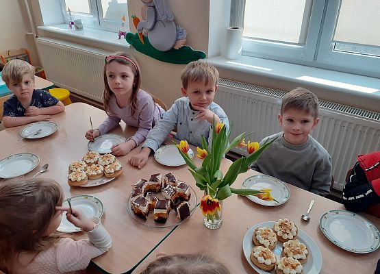 Grafika 5: KWIATY, ŻYCZENIA I SŁODKOŚCI