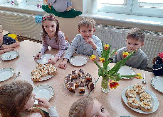 Grafika 6: KWIATY, ŻYCZENIA I SŁODKOŚCI