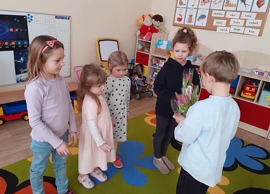 Grafika 7: KWIATY, ŻYCZENIA I SŁODKOŚCI