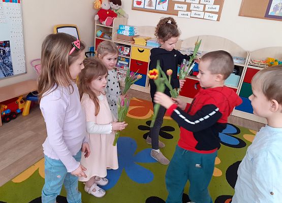 Grafika 8: KWIATY, ŻYCZENIA I SŁODKOŚCI