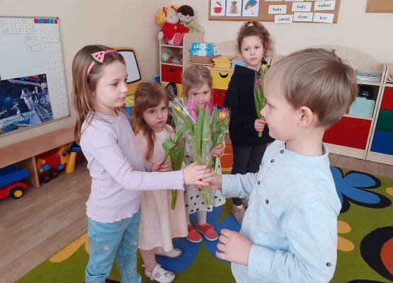 Grafika 9: KWIATY, ŻYCZENIA I SŁODKOŚCI