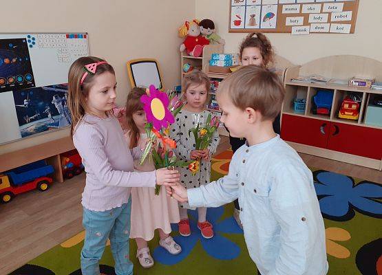 Grafika 10: KWIATY, ŻYCZENIA I SŁODKOŚCI