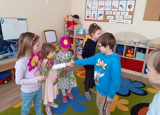 Grafika 11: KWIATY, ŻYCZENIA I SŁODKOŚCI