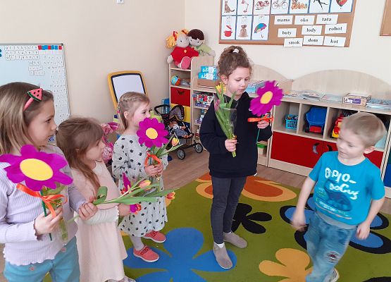 Grafika 12: KWIATY, ŻYCZENIA I SŁODKOŚCI