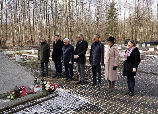 Grafika 2: Uczczenie pamięci Konstantīna Čakste w 80. rocznicę Memorandum Centralnej Rady Łotwy