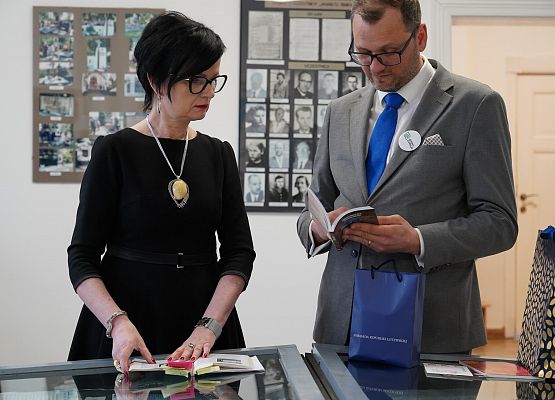 Grafika 12: Uczczenie pamięci Konstantīna Čakste w 80. rocznicę Memorandum Centralnej Rady Łotwy