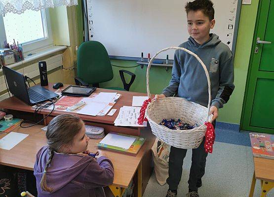 Grafika 8: Dzień Kobiet w szkole