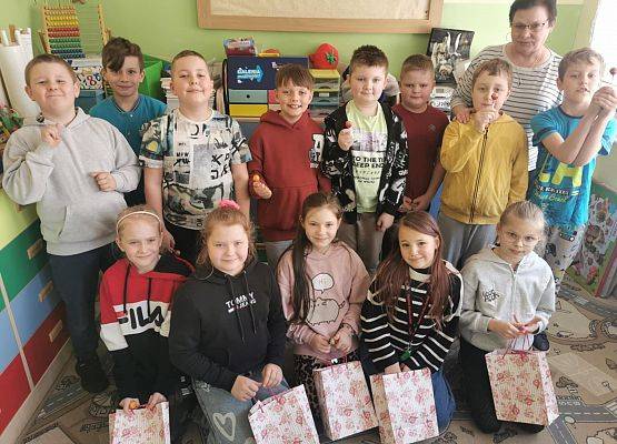 Grafika 2: Dzień Kobiet w szkole