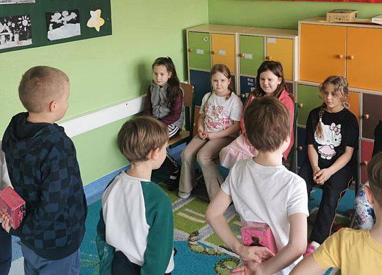 Grafika 7: Dzień Kobiet w szkole