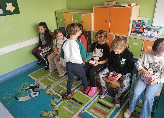 Grafika 6: Dzień Kobiet w szkole