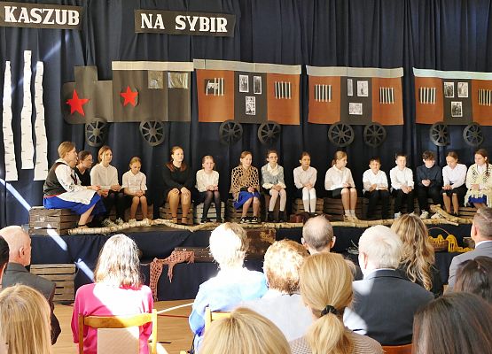 Uroczysty apel z okazji Dnia Sybiraka w ZS w Garczegorzu IV 2025.