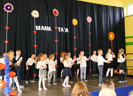 Uroczystość z okazji Dnia Matki i Ojca - szkoła w Garczegorzu maj 2025rok.