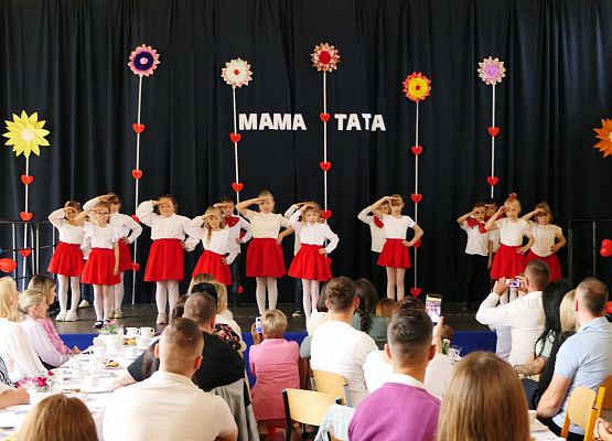 Uroczystość z okazji Dnia Matki i Ojca - szkoła w Garczegorzu maj 2025rok.