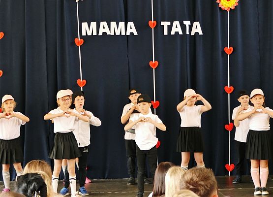 Uroczystość z okazji Dnia Matki i Ojca - szkoła w Garczegorzu maj 2025rok.