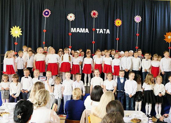 Uroczystość z okazji Dnia Matki i Ojca - szkoła w Garczegorzu maj 2025rok.