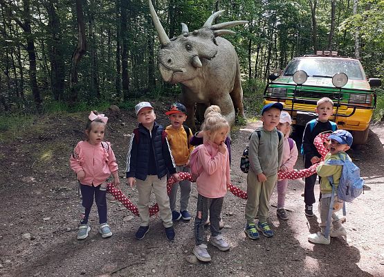 Grafika 38: Wycieczka do Parku Miniatur w Stryszej Budzie. Grupa młodsza