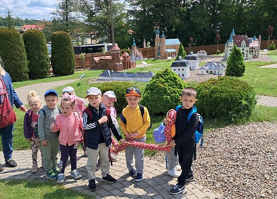 Grafika 73: Wycieczka do Parku Miniatur w Stryszej Budzie. Grupa młodsza