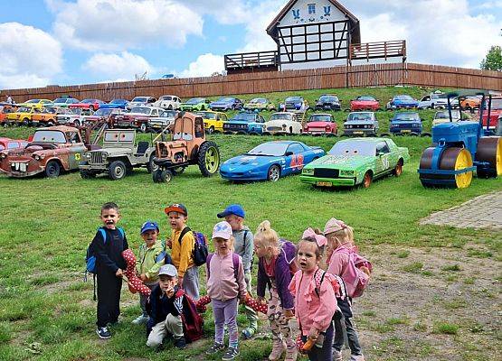 Grafika 66: Wycieczka do Parku Miniatur w Stryszej Budzie. Grupa młodsza