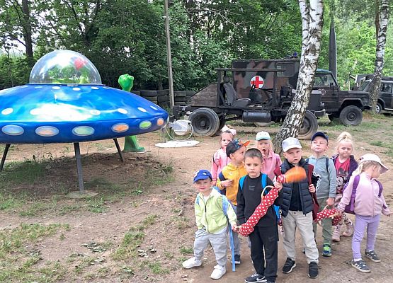 Grafika 69: Wycieczka do Parku Miniatur w Stryszej Budzie. Grupa młodsza