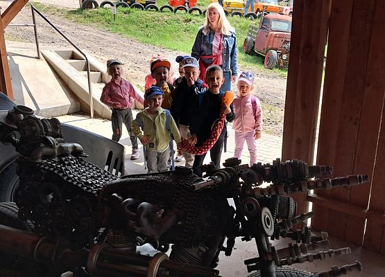 Grafika 63: Wycieczka do Parku Miniatur w Stryszej Budzie. Grupa młodsza