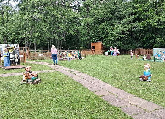 Grafika 87: Wycieczka do Parku Miniatur w Stryszej Budzie. Grupa młodsza