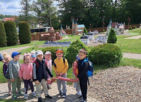 Grafika 76: Wycieczka do Parku Miniatur w Stryszej Budzie. Grupa młodsza