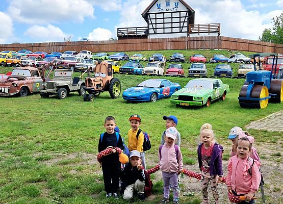 Grafika 67: Wycieczka do Parku Miniatur w Stryszej Budzie. Grupa młodsza