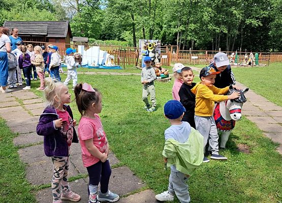 Grafika 86: Wycieczka do Parku Miniatur w Stryszej Budzie. Grupa młodsza